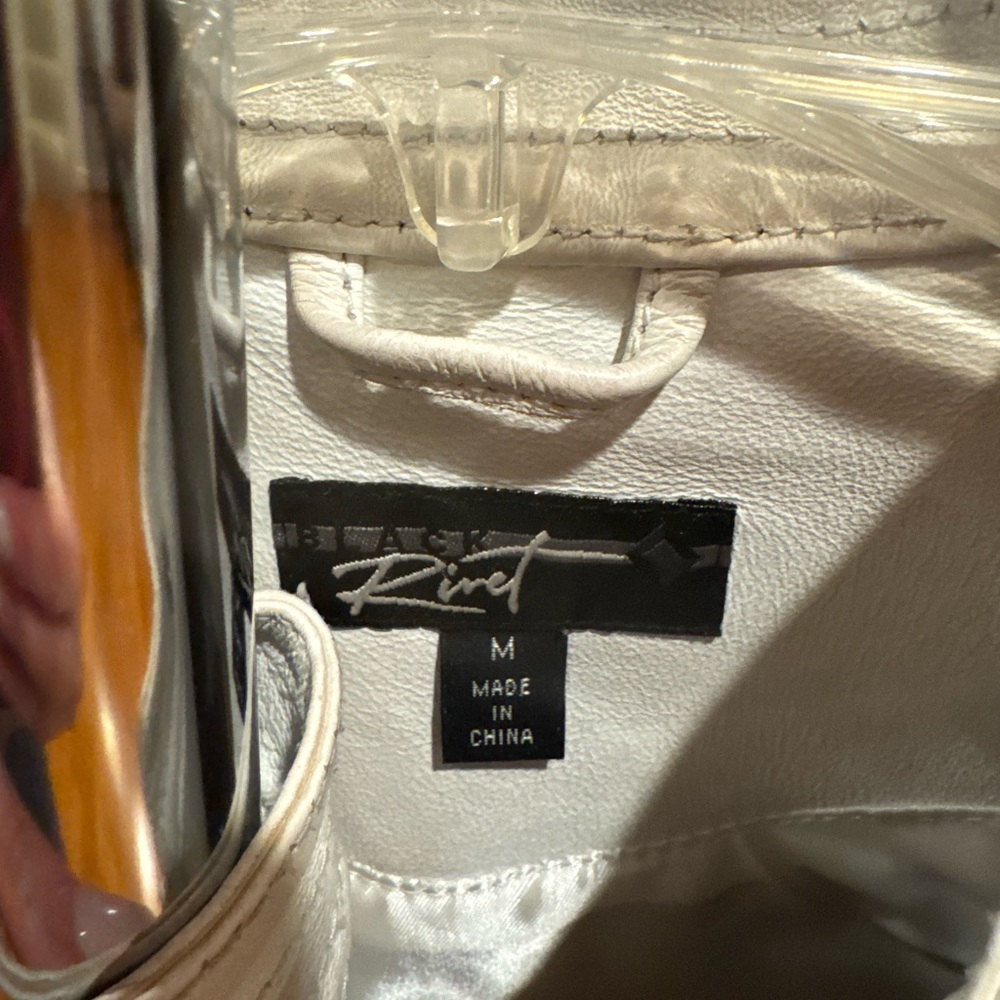 Chic White Leather Jacket - image 3